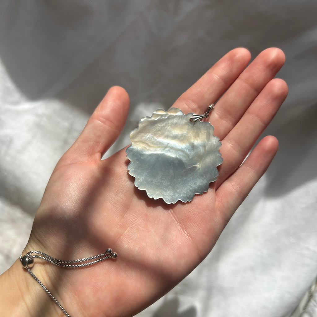Flower shell necklace