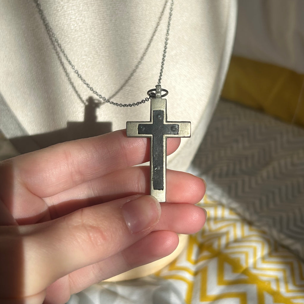 Cross pendant necklace