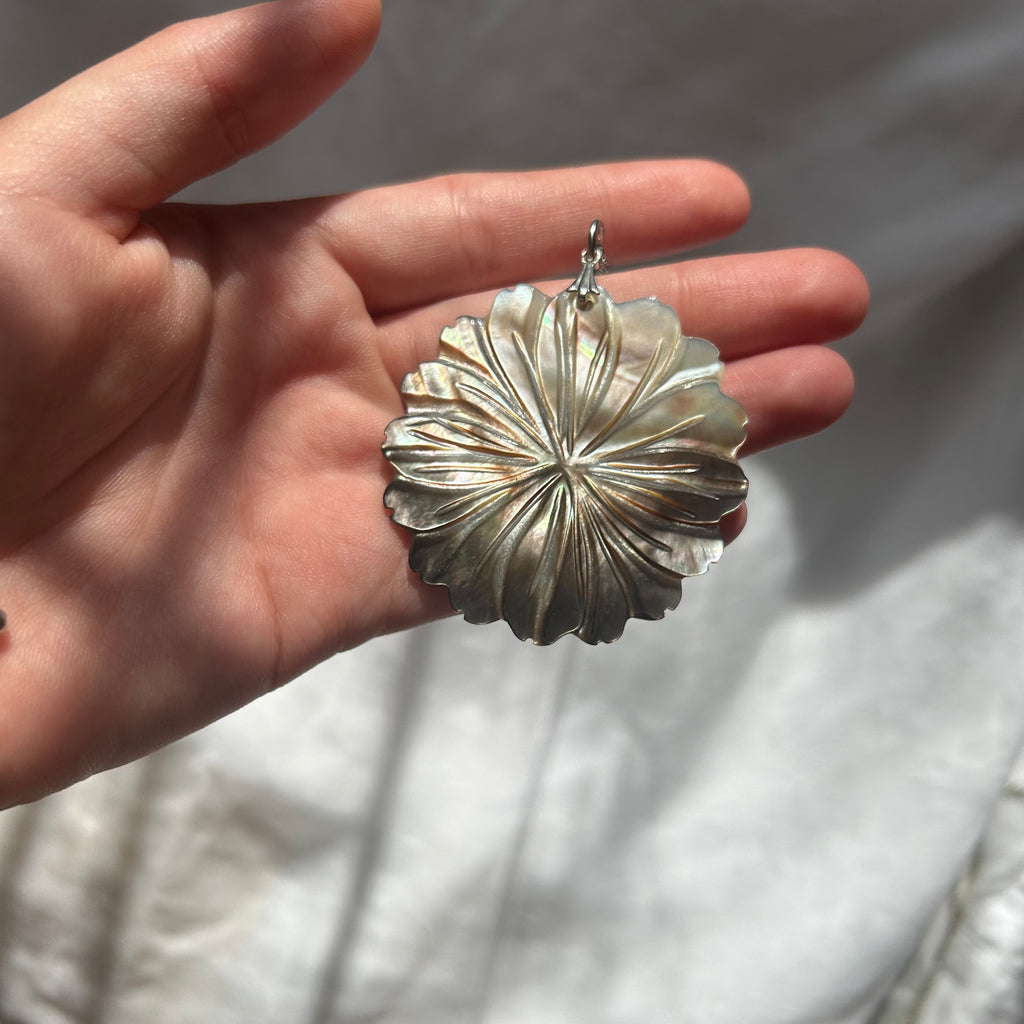 Flower shell necklace