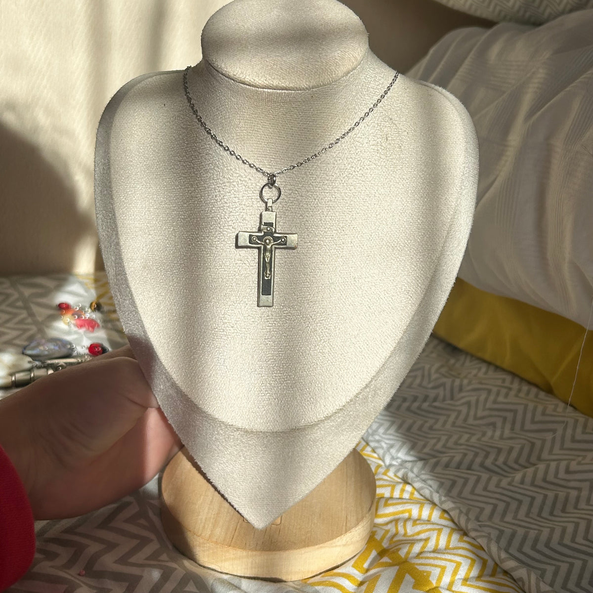 Cross pendant necklace
