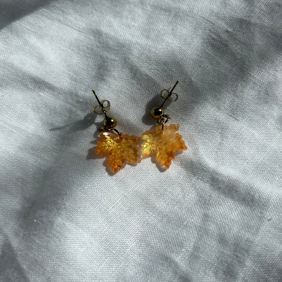 Gold stud glass earrings