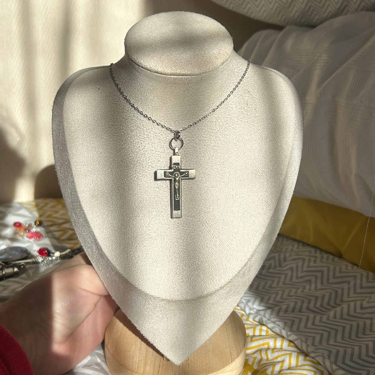 Cross pendant necklace