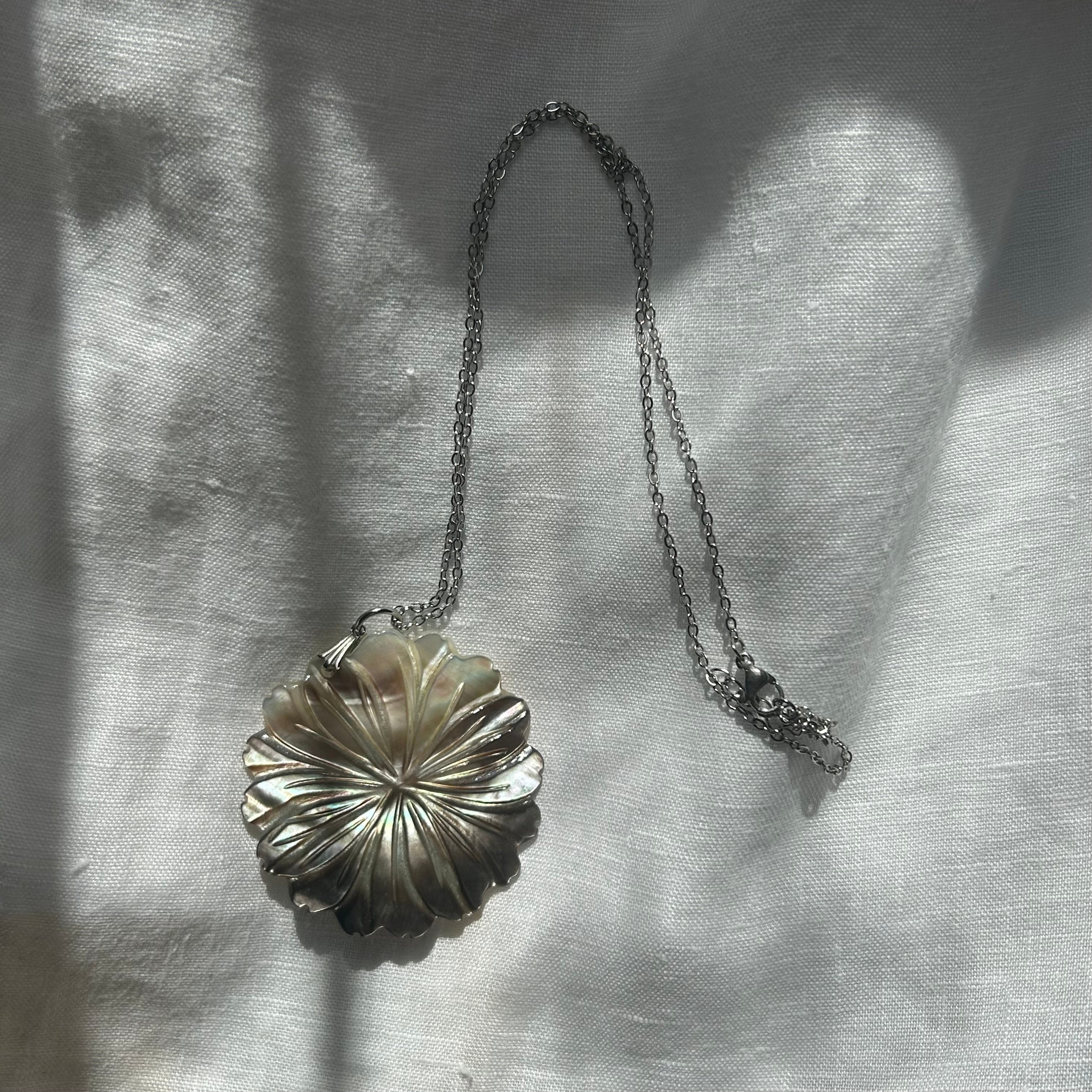 Flower shell necklace