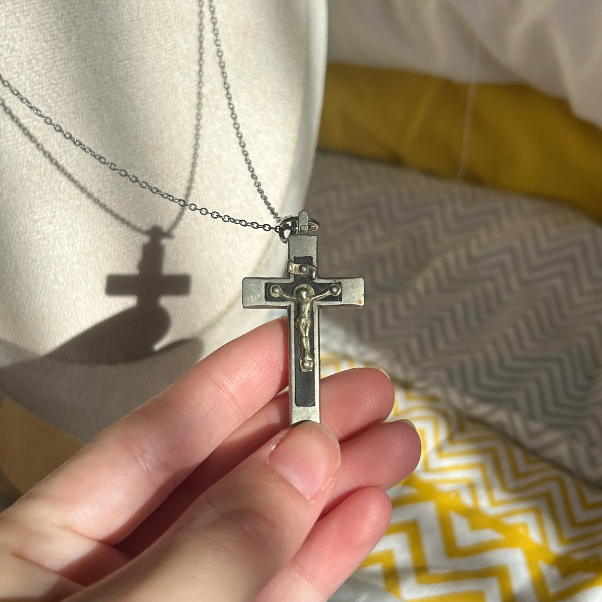 Cross pendant necklace