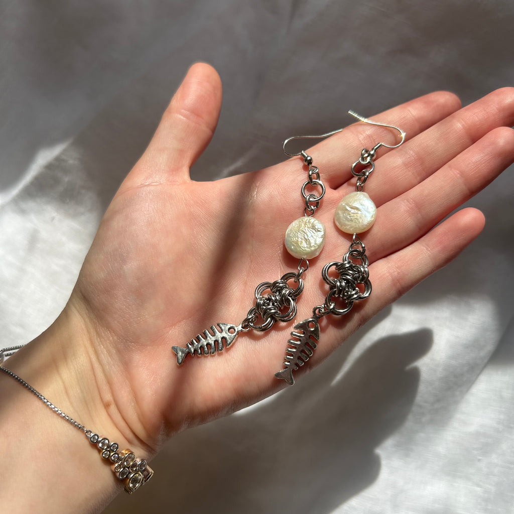 Chainmail freshwater pearl fish charm earrings