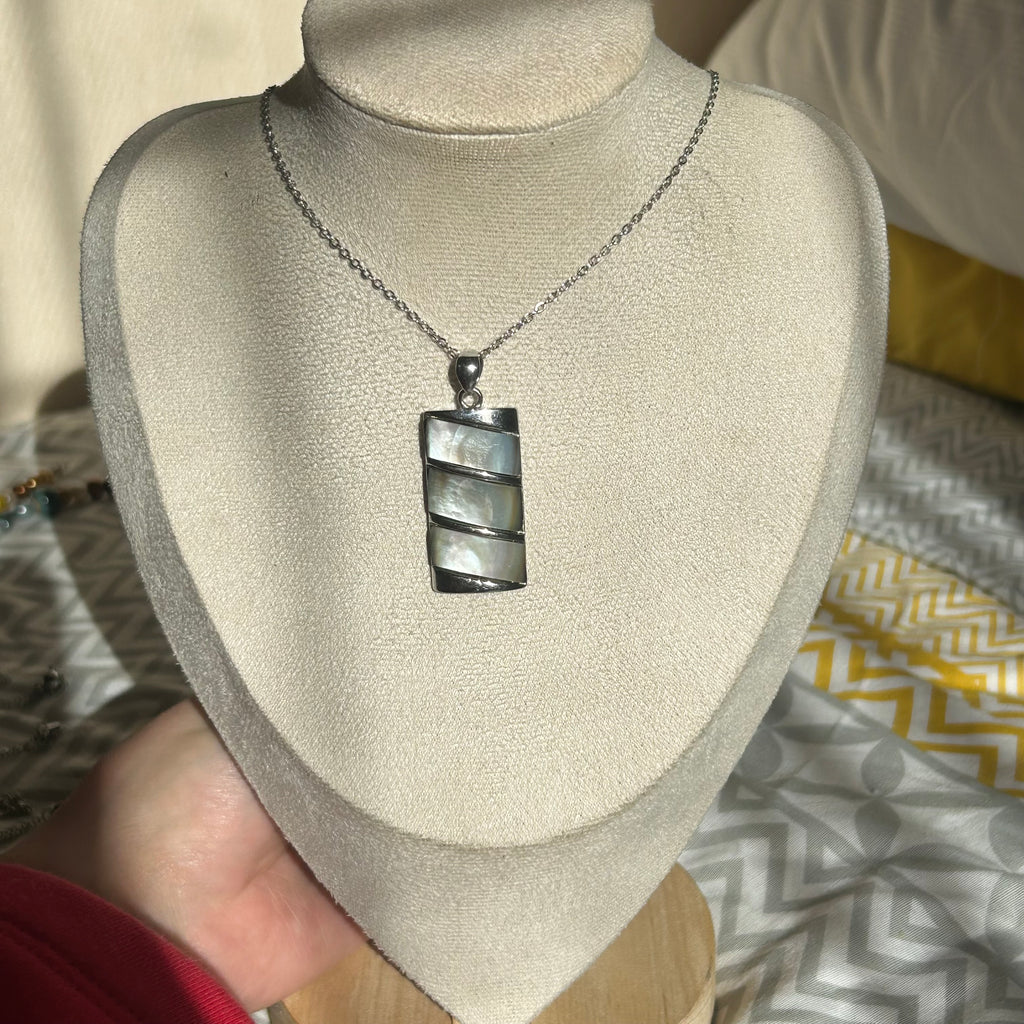 Mother of Pearl set grid necklace
